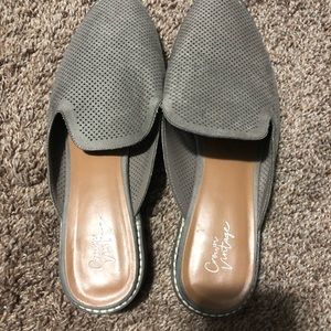 Crown vintage heels, size 9, a taupe gray color, with a small heel